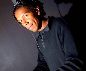 Fabio aux platines — portrait en soirée